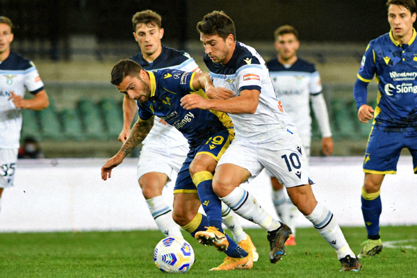 实时高清足球赛事直播画面，显示球场上的激烈对抗与清晰细节