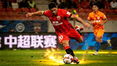 中超联赛上海海港对阵山东泰山比赛精彩进球集锦画面 - 球员射门瞬间